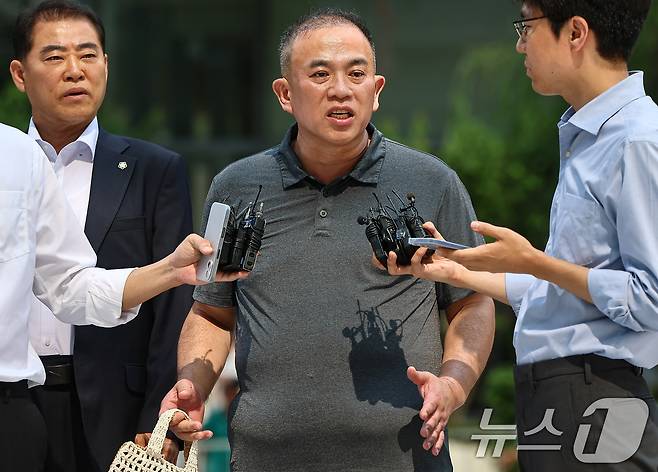 공천개입 의혹을 받는 ‘정치 브로커’ 명태균씨가 1일 서울 종로구에 마련된 김건희 특검팀(특별검사 민중기) 사무실로 조사를 받기 위해 출석하며 취재진 질문에 답하고 있다. 2025.8.1/뉴스1 ⓒ News1 김도우 기자