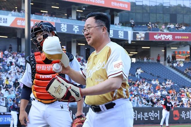 이장우 대전시장이 11일 대전 한화생명 볼파크에서 열린 2025 KBO 퓨처스 올스타전 시구를 마친 후 내려오고 있다. 사진 | 대전=연합뉴스