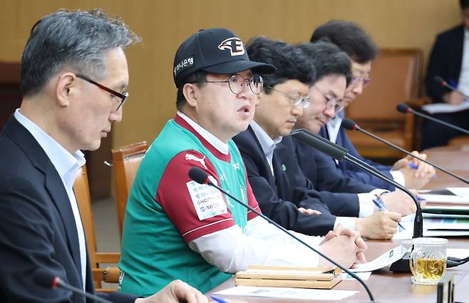 이장우 대전시장이 프로축구 하나시티즌 유니폼과 프로야구 한화 모자를 착용한 채 주간업무회의를 주재하고 있다. 사진 | 대전시