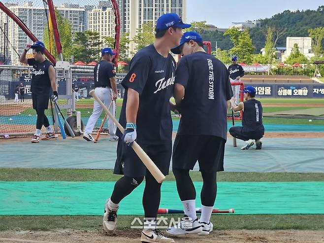 한화 손아섭(오른쪽)이 1일 광주-기아 챔피언스 필드에서 2025 KBO리그 KIA전에 앞서 훈련 도중 노시환과 얘기를 나누고 있다. 광주 | 김동영 기자 raining99@sportsseoul.com
