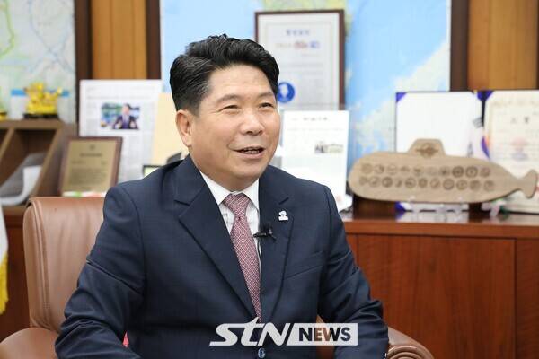 지난 2022년 열린 제8회 전국동시지방선거를 통해 민선 8기 김창규 제19대 제천시장. 적극적인 국제대회 유치를 통한 경제 활성화를 꾀하고 있는 김창규 제천시장이 23일 STN뉴스와 인터뷰를 가졌다. /사진=이형주 기자(제천)
