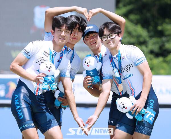 25일 오전 충북 제천시에 위치한 제천롤러스포츠경기장에서 열린 '제20회 아시아 롤러스케이팅 선수권대회' 스피드 트랙 남자 주니어 3000m 계주에 나선 한국 대표팀 선수들이 세레모니를 펼치고 있다. /사진(제천)=강명호 기자