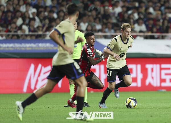 31일 서울월드컵경기장에서 열린 'FC 바르셀로나 2025 아시아 투어' 바르셀로나와의 경기에서 제시 린가드가 프랭키 데 용을 마크하고 있다. /사진=뉴시스