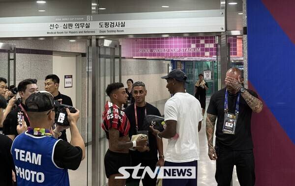 FC바르셀로나와 FC서울의 경기 이후 만난 제시 린가드와 마커스 래시포드(오른쪽, 흰색 티셔츠). /사진(상암)=강의택 기자