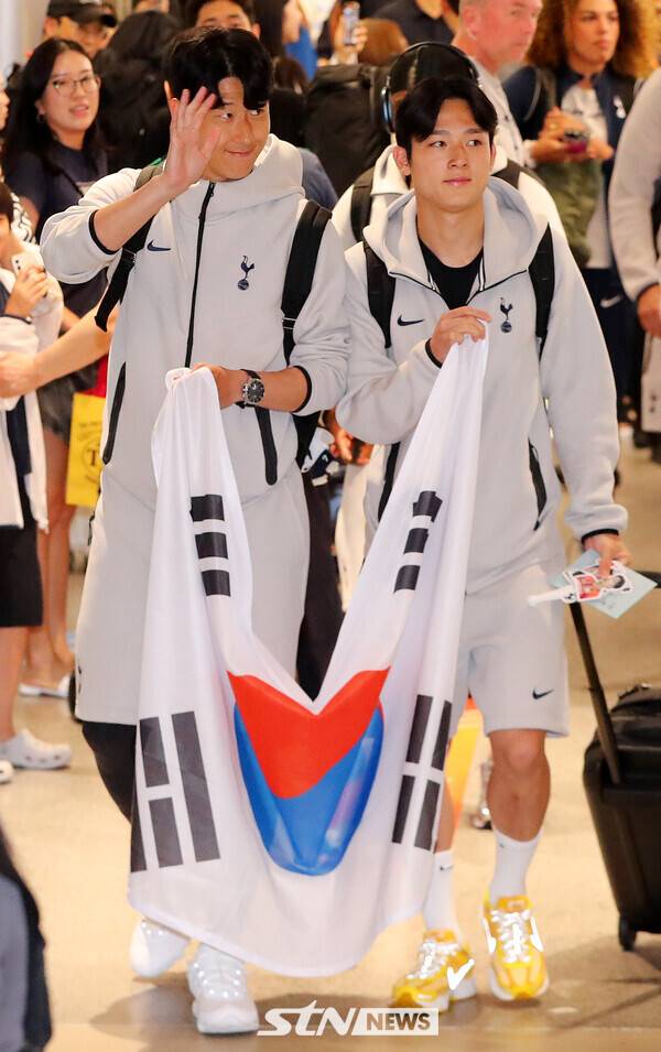 토트넘 홋스퍼의 손흥민(왼쪽), 양민혁이 1일 오후 인천국제공항 제1터미널을 통해 입국해 팬들에게 인사를 하고 있다. /사진=뉴시스