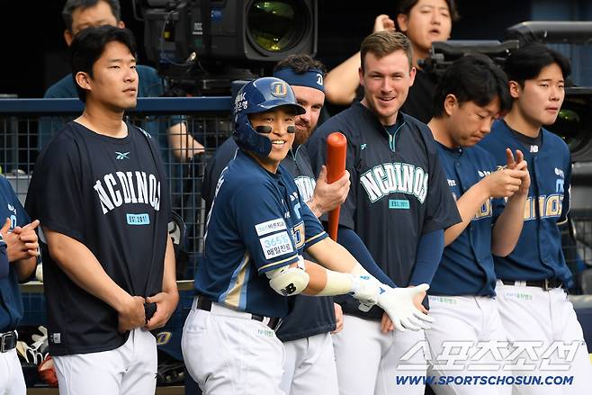 19일 잠실구장에서 열린 LG 트윈스와 NC 다이노스의 경기. NC 손아섭, 로건, 라일리가 LG 선수들과 인사를 나누고 있다. 잠실=박재만 기자 pjm@sportschosun.com/2025.06.19/