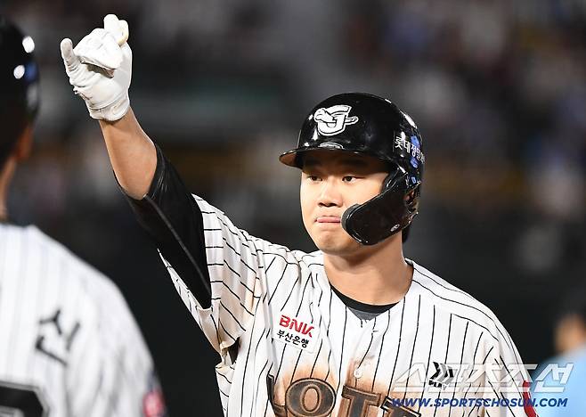 25일 부산 사직구장에서 열린 KIA와 롯데의 경기. 6회말 무사 1루 손호영이 안타를 친 후 기뻐하고 있다. 부산=정재근 기자 cjg@sportschosun.com/2025.7.25/