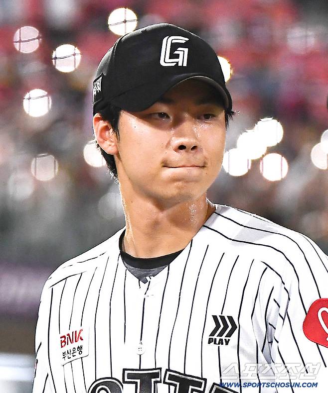 25일 부산 사직구장에서 열린 KIA와 롯데의 경기. 8회를 무실점으로 막은 홍민기가 기뻐하고 있다. 부산=정재근 기자 cjg@sportschosun.com/2025.7.25/