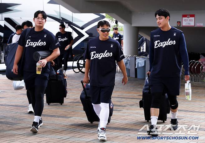 트레이드 다음날 팀에 합류한 새 식구 손아섭을 김서현과 문동주가 살뜰히 챙겼다.