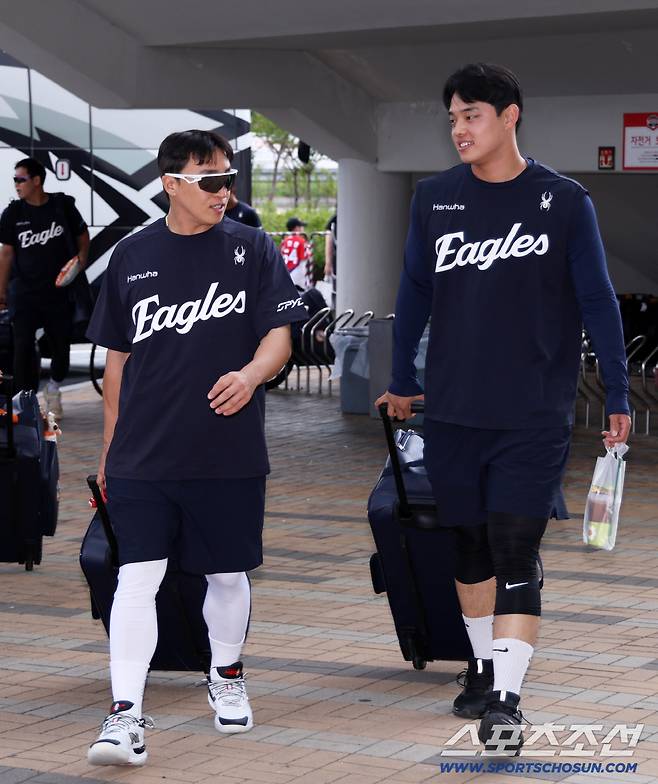 새 식구 손아섭 곁에는 대전 왕자 문동주가 있었다.