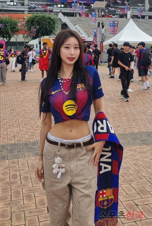 라민 야말을 응원한다고 밝힌 바르셀로나 팬 김하엘 씨. ⓒ스포츠한국 김성수 기자