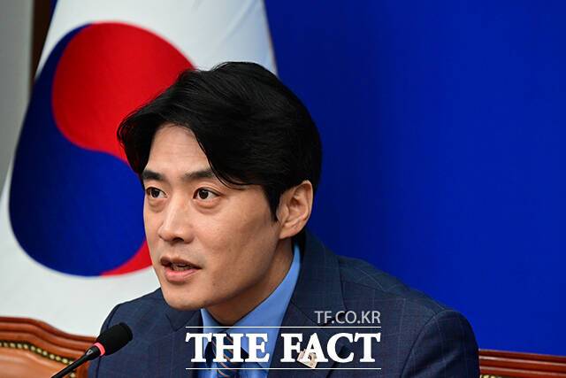 한준호 더불어민주당 최고위원은 자신에 대한 제명촉구 결의안을 국회에 제출한 주진우 국민의힘 의원을 향해 "방탄 출마 후 반응이 없으니 머리를 쥐어짠 끝에 나온 무리수 같다"며 "이러다 정들 것 같다"고 꼬집었다.