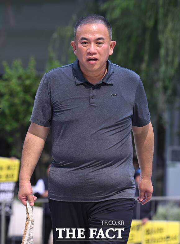 윤석열 전 대통령 부부 공천 개입 의혹을 받는 명태균 씨가 1일 오전 서울 종로구 KT광화문빌딩 웨스트에 마련된 김건희 여사 관련 의혹 수사 중인 민중기 특별검사팀 사무실로 출석하고 있다. /이새롬 기자