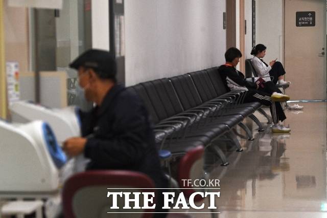1일 보건복지부가 검체검사 오인과 변경 문제를 일으킨 수탁기관인 GC녹십자의료재단에 대해 1개월 간 인증취소 결정을 내렸다.사진은 서울의 한 대학병원 사진 / 사진=서예원 기자
