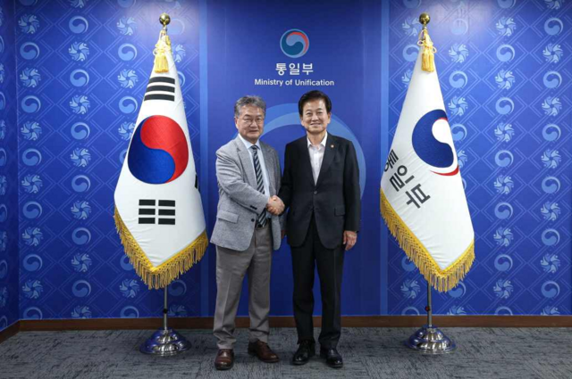 정동영 통일부 장관은 1일 조셉 윤 주한미국대사대리를 접견하고 북미 회담을 지지한다면서도 우리 정부도 당사자로서 적극적인 역할을 하겠다고 밝혔다. 북한은 한국과 적대적 두 국가 관계를 분명히 한 뒤 미국과의 대화 재개 가능성을 시사한 상황이다. /통일부