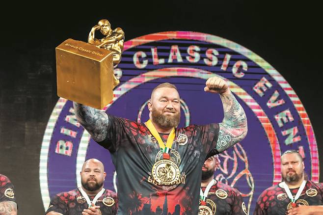 드라마 ‘왕좌의 게임’에서 괴력의 검사(劍士) 역을 맡았던 하프토르 비요르손이 작년 9월 UAE(아랍에미리트) 두바이에서 열린 스트롱맨 대회에서 우승한 뒤 트로피를 치켜들며 포즈를 취하고 있다./게티이미지코리아