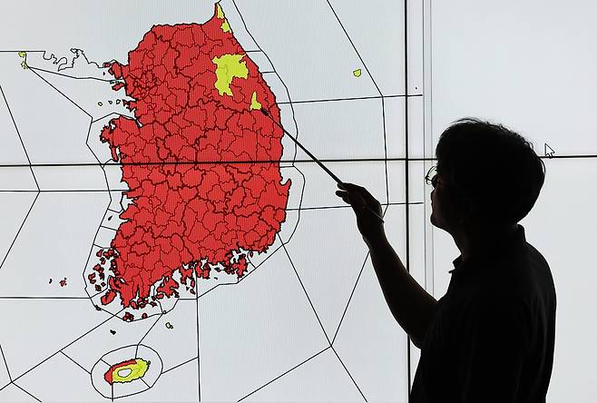 30일 서울 동작구 기상청 모니터에 폭염 특보 발효 지역이 표시되고 있다. 빨간색은 폭염 경보, 노란색은 폭염주의보가 발효된 지역이다. /연합뉴스