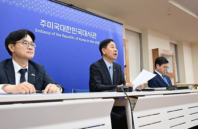 구윤철 경제부총리 겸 기획재정부 장관이 31일(한국 시각) 미국 워싱턴DC 주미대한민국대사관에서 김정관 산업통상자원부 장관, 여한구 산업부 통상교섭본부장과 함께 한국과 미국 간 통상 협의 결과 발표를 하고 있다./뉴스1