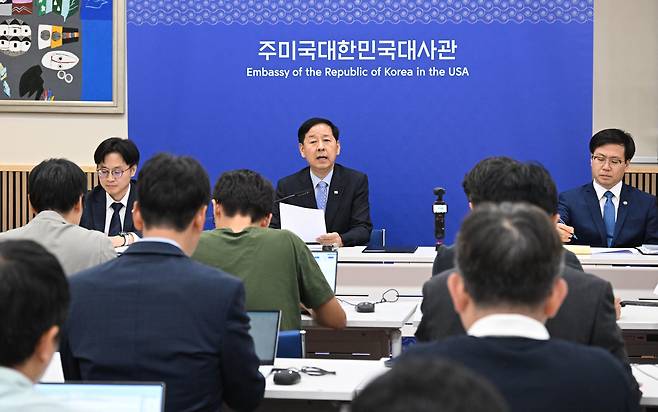 구윤철 부총리 겸 기획재정부 장관이 30일(현지 시간) 미국 워싱턴 주미한국대사관에서 열린 '한-미 통상협의 결과브리핑'에서 발표문을 낭독하고 있다. 왼쪽부터 김정관 산업통상자원부장관, 구 부총리, 여한구 통상교섭본부장./기획재정부
