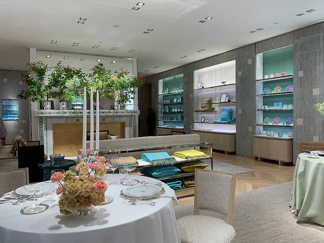 뉴욕에서 시작된 보석명가 티파니(Tiffany & Co.) 매장. 색채 연구소 팬톤(Pantone)은 ‘티파니 블루’로 불리는 특유의 브랜드 컬러를 위해서 고유번호를 부여했는데, 바로 창립년도인 ‘1837’이다.
