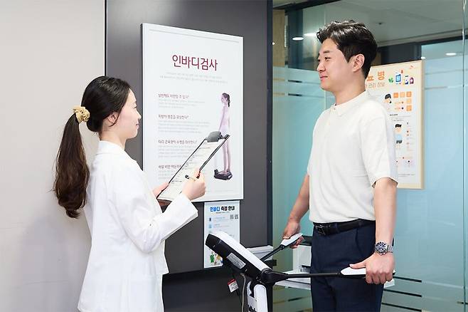 '여름맞이 몸짱이벤트'에 참여한 SK네트웍스 구성원이 인바디 검사를 진행하고 있다. /SK네트웍스 제공