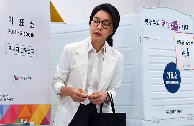 윤석열 전 대통령의 부인 김건희 여사가 지난 6월 3일 서울 서초구 원명초등학교에 마련된 서초구 제3투표소에서 한 표를 행사하고 있다. /뉴스1