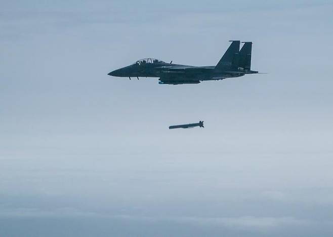 F-15K 전투기가 한미연합 전투기 실사격 훈련에서 가상의 지상 표적을 향해 장거리 공대지 미사일을 발사하고 있다./공군 제공