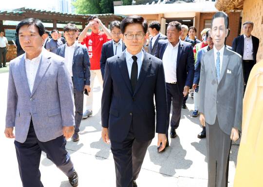 국민의힘 당 대표 선거에 출마한 김문수 전 고용노동부 장관이 1일 오후 경북 구미시 상모동 박정희 전 대통령 생가를 방문하고 있다. 연합뉴스