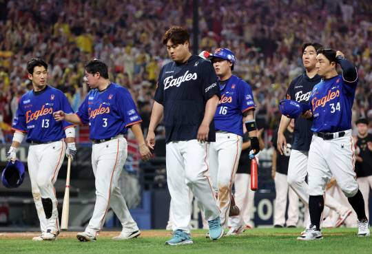 1일 광주기아챔피언스필드에서 열린 프로야구 한화 이글스와 KIA 타이거즈의 경기. 2-3으로 역전패한 한화 선수들이 관중에게 인사한 뒤 그라운드를 나서고 있다. 연합뉴스