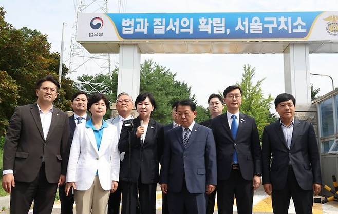 전현희 3대특검(내란·김건희·순직해병) 종합 대응 특별위원장이 31일 윤석열 전 대통령이 수감된 경기 의왕시 서울구치소 앞에서 김현우 서울구치소장과 면담 전 브리핑하고 있다. ⓒ뉴시스