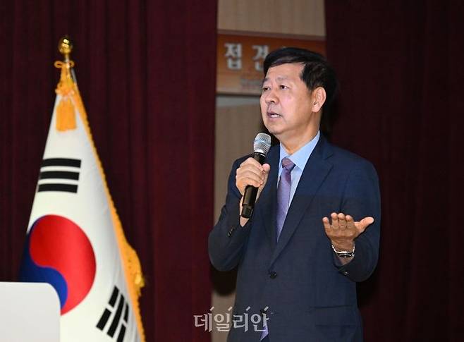 구윤철 부총리 겸 기획재정부 장관이 21일 오전 세종시 정부세종청사에서 열린 취임식에서 ‘부총리와 함께하는 혁신 첫걸음-기재부가 달라졌어요’를 주제로 강연하고 있다.ⓒ뉴시스