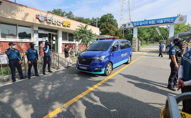 김건희 여사 관련 의혹을 수사하는 민중기 특별검사팀이 윤석열 전 대통령에 대한 체포영장 집행에 나선 1일 경기 의왕시 서울구치소 앞에 경찰이 경계근무를 서고 있다. ⓒ연합뉴스