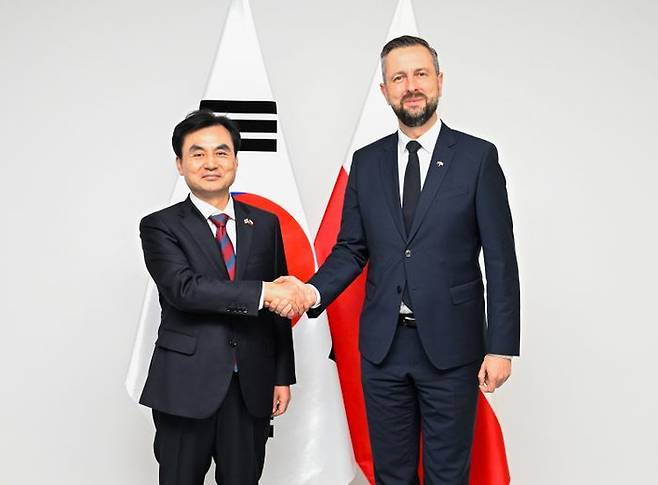폴란드를 방문중인 안규백 국방부 장관이 브와디스와프 코시니악-카미슈 폴란드 부총리 겸 국방부장관과 1일 폴란드 글리비체 군부대에서 열린 한-폴 국방장관회담에 앞서 기념촬영을 하고 있다. ⓒ국방부