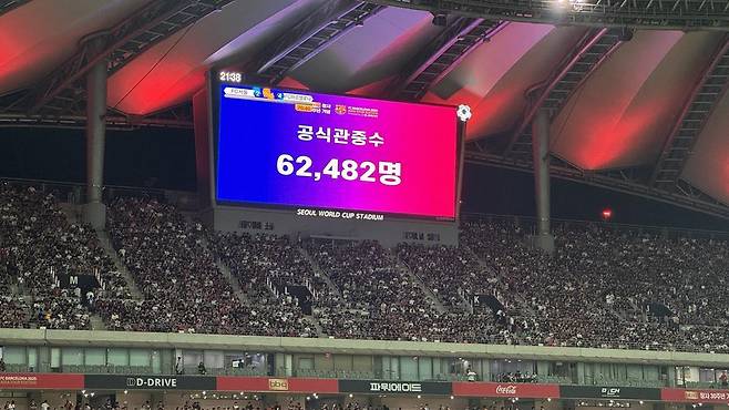 31일 서울월드컵경기장에서 열린 ‘2025 FC바르셀로나 아시아투어-FC서울 친선경기’에 참석한 공식 집계된 관객수는 6만2482명이다. 윤우열 기자 cloudancer@donga.com