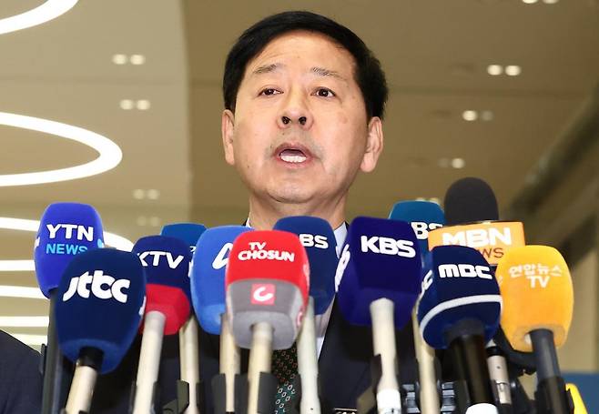 구윤철 경제부총리 겸 기획재정부 장관이 1일 오후 인천국제공항 제2터미널에서 한미 관세협상 관련 취재진 질의에 답변하고 있다. 2025.8.1/뉴스1