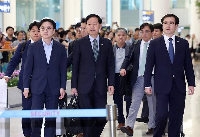 한미 관세 협상을 마친 구윤철 부총리 겸 기획재정부 장관과 김정관 산업통상자원부 장관, 여한구 통상교섭본부장이 1일 인천국제공항 2터미널을 통해 귀국하고 있다. 2025.08.01. [인천공항=뉴시스]