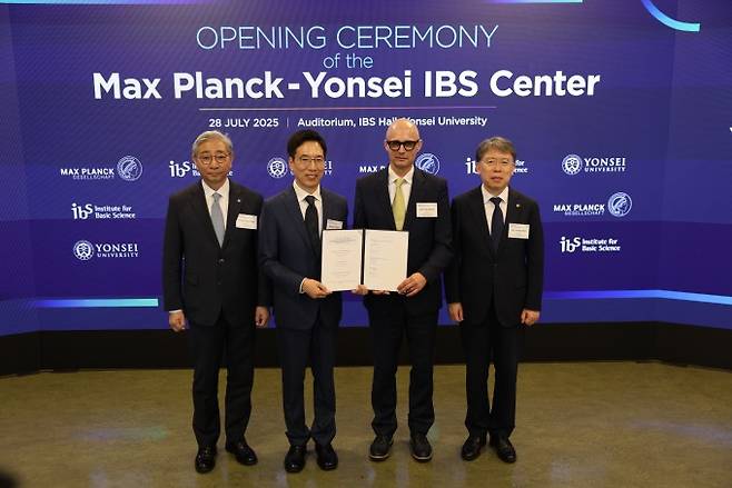 지난달 28일 연세대 IBS관에서 열린 ‘막스플랑크-연세 IBS 센터 개소식’에서 주요 참석자들이 기념사진을 촬영하고 있다. 과학기술정보통신부 제공