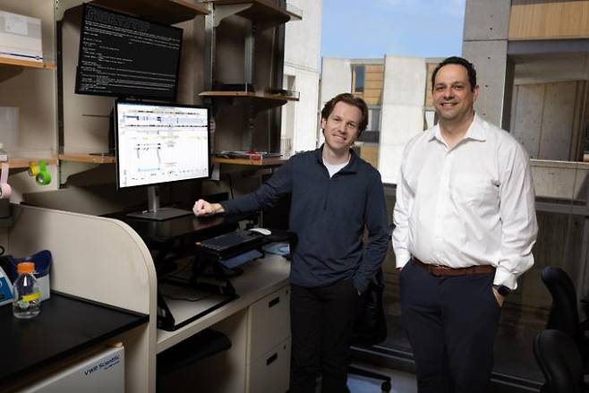 쇼트스탑을 개발한 브렌든 밀러(왼쪽) 미국 살크생물학연구소 연구원과&nbsp;앨런 사가텔리안 교수. 쇼트스탑은 그들 옆에 놓인 컴퓨터에서 실행된다. Salk Institute 제공.