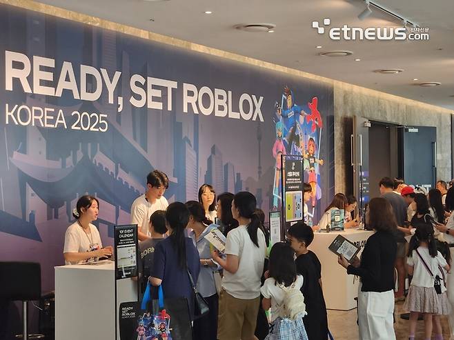판교 현대백화점 지하 10층에 마련된 로블록스 팝업 스토어에서 방문객이 입장을 기다리고 있다.