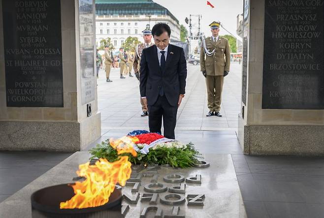 폴란드를 방문 중인 안규백 국방부장관이 31일(현지시간) 오후 폴란드 바르샤바 샤스키공원 무명용사의 묘를 찾아 태극기 모양의 조화를 헌화후 추모의 묵념을 하고 있다. 국방부 제공