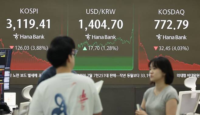 1일 오후 서울 중구 하나은행 딜링룸에서 딜러들이 업무를 보고 있다.코스피가 전 거래일보다 126.03포인트(3.88%) 내린 3119.41, 코스닥 지수는 전 거래일보다 32.45포인트(4.03%) 하락한 772.79에 마감했다. 사진=뉴시스