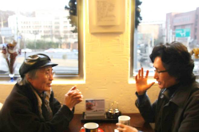 2013년 남정현 소설가(왼쪽)가 ‘남정현의 삶과 문학’의 저자 최진섭 작가와 인터뷰하고 있다. 최진섭 제공