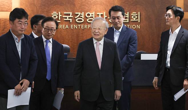 손경식 한국경영자총협회(경총) 회장이 31일 서울 마포구 경총에서 노동조합법 관련 긴급 기자회견을 위해 입장하고 있다. 연합뉴스