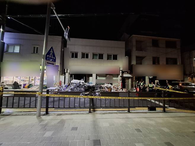 지난달 31일 밤 붕괴사고가 난 경남 창원시 마산회원구의 2층짜리 건물. 경남소방본부 제공