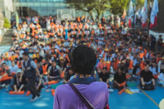 지난 25일 제주시 노형동 네오플 사옥에서 네오플 노동조합이 ‘집중결의대회’를 열고 있다. 네오플 노조 제공