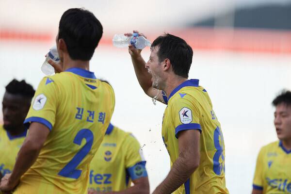 K리그 선수들이 경기 중 쿨링 브레이크 시간에 더위를 식히는 모습. 자료사진. 한국프로축구연맹 제