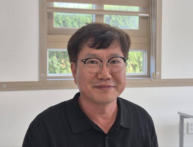 이오균 홍성군 복지정책과 생활보장팀장이 7월 7일 홍성읍에 위치한 발달지연아동 치료기관 '홍성꿈자람센터'에서 미소짓고 있다. 홍성=김나연 기자