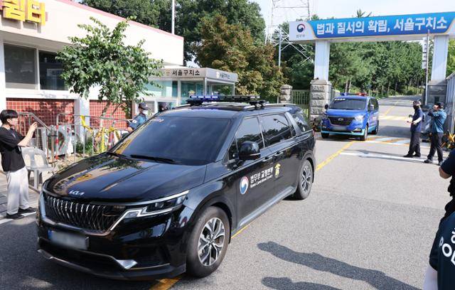 김건희 여사의 각종 의혹을 수사하는 김건희 특검팀이 윤석열 전 대통령에 대한 체포영장 집행에 나선 1일 오전 경기도 의왕 서울구치소에서 호송차가 나오고 있다. 뉴스1