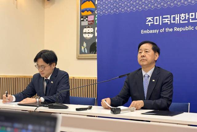 구윤철(오른쪽) 부총리 겸 기획재정부 장관과 김정관 산업통상자원부 장관이 지난달 30일 미국 워싱턴에 위치한 주미 한국대사관에서 한미 관세 협상 타결 결과를 브리핑하고 있다. 워싱턴=뉴시스