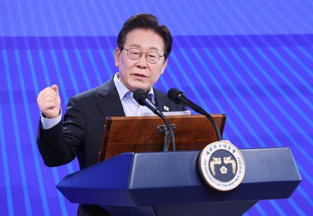이재명 대통령이 31일 정부서울청사에서 열린 고위공직자 워크숍 '국민주권시대, 공직자의 길'에 참석해 한미 관세 협상 결과 등 현안에 대해 발언하고 있다. 왕태석 선임기자
